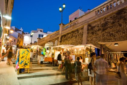 Paseando por Ciutadella de noche